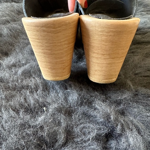 NO6 Simone Clog in Navy Patent Leather - Picture 5 of 7